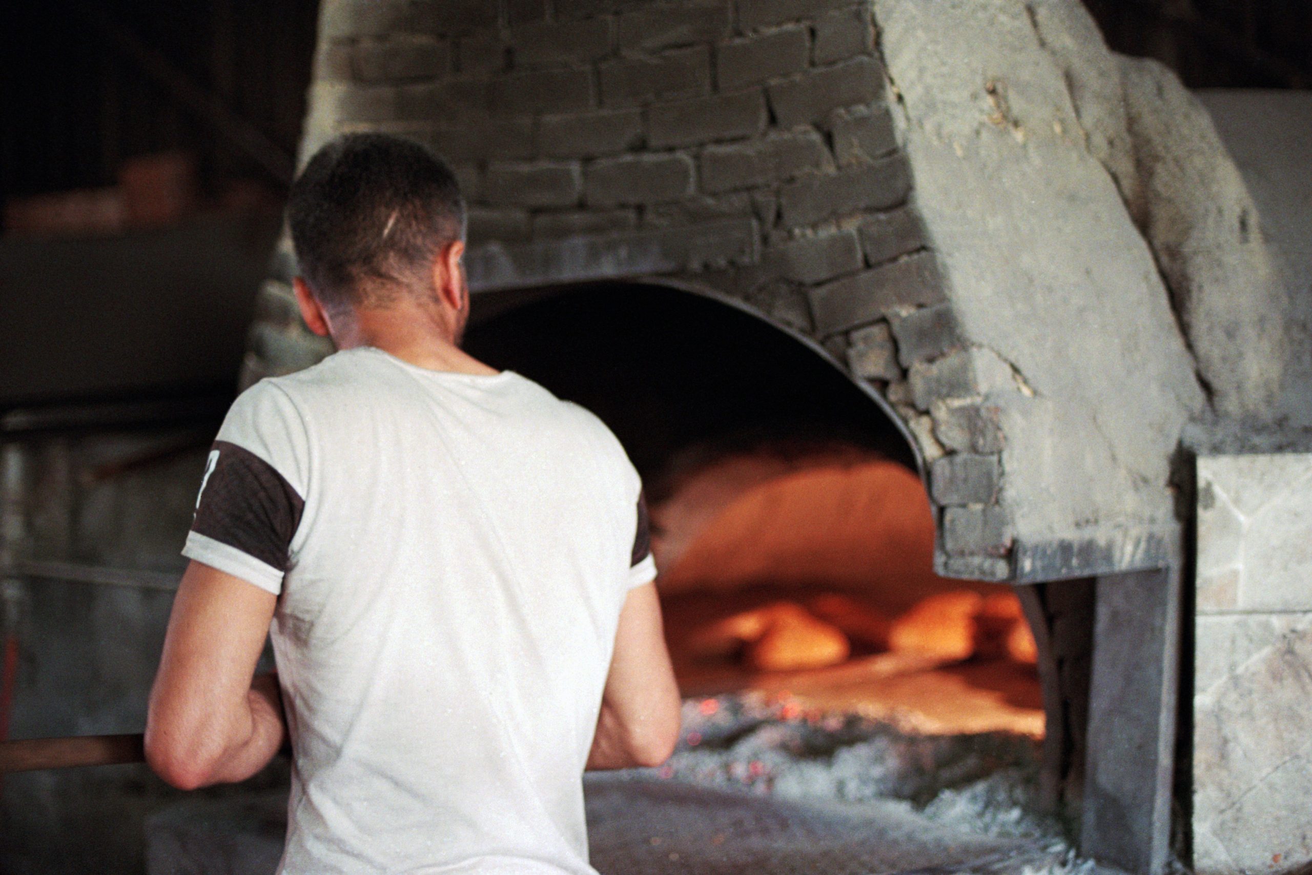 Come organizzare una cena perfetta Ecco come cuocere il pane nel forno a legna